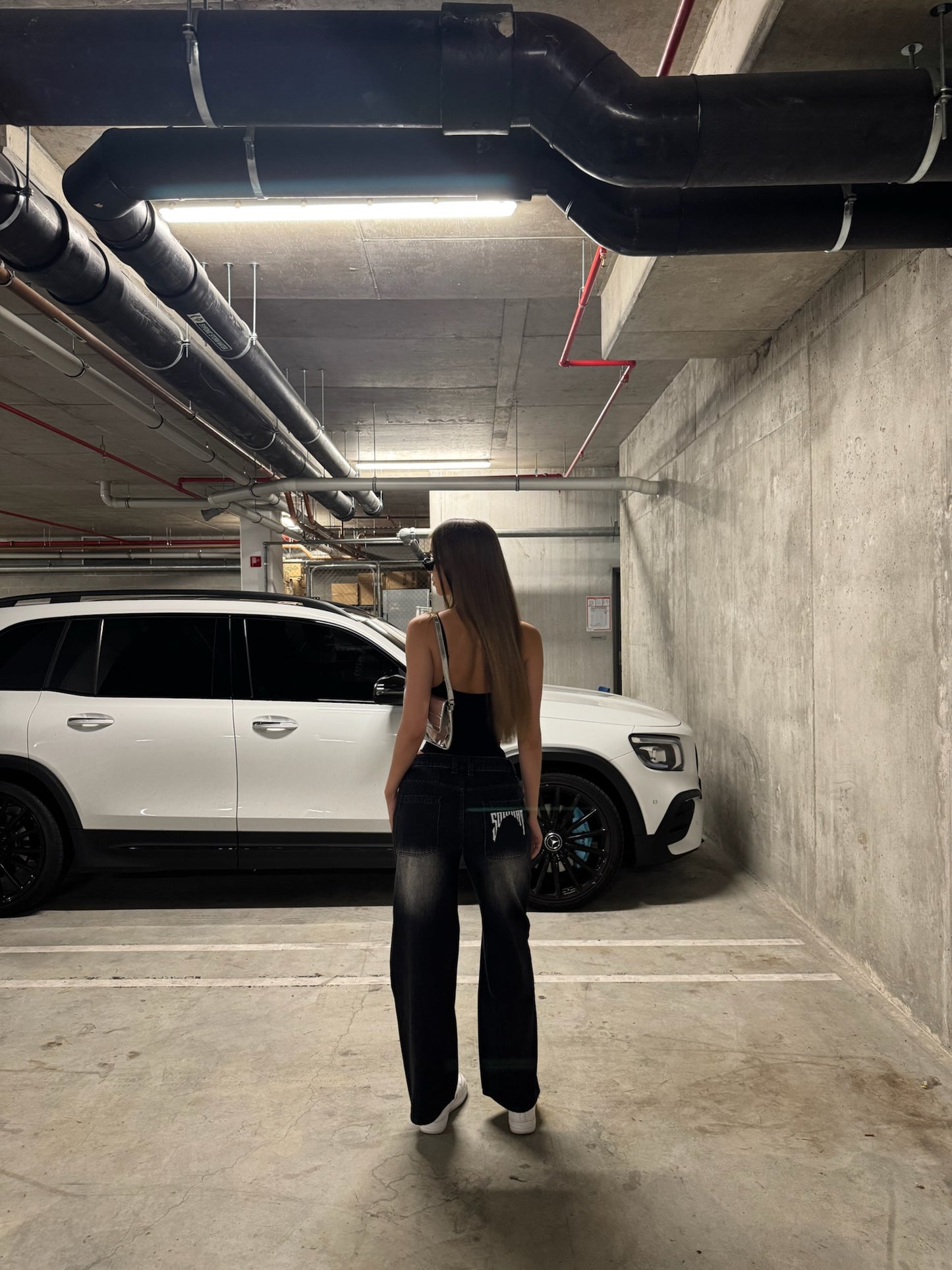 Jeans with whisker patterns