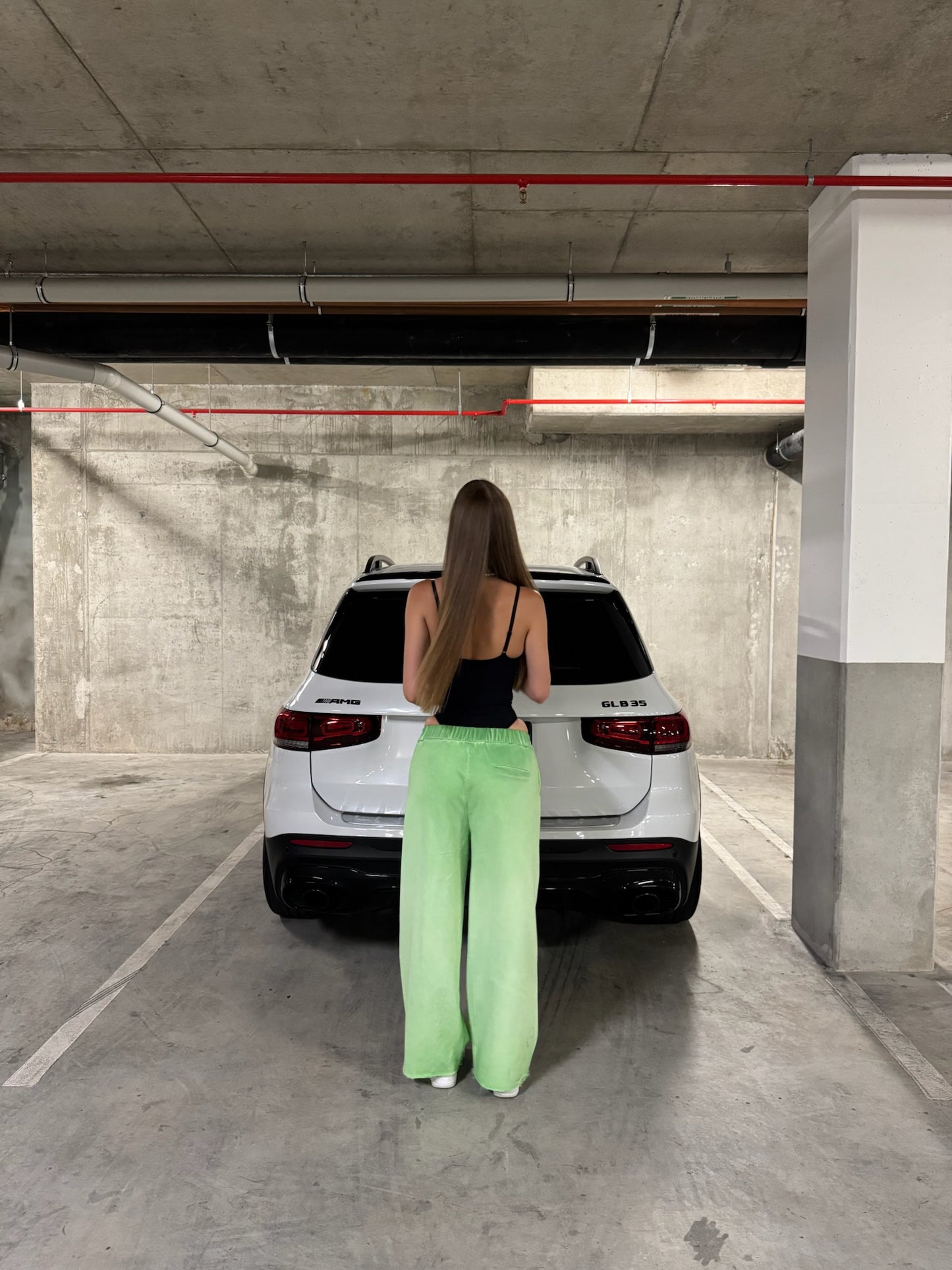 Green straight-leg sweatpants with reverse background technology.