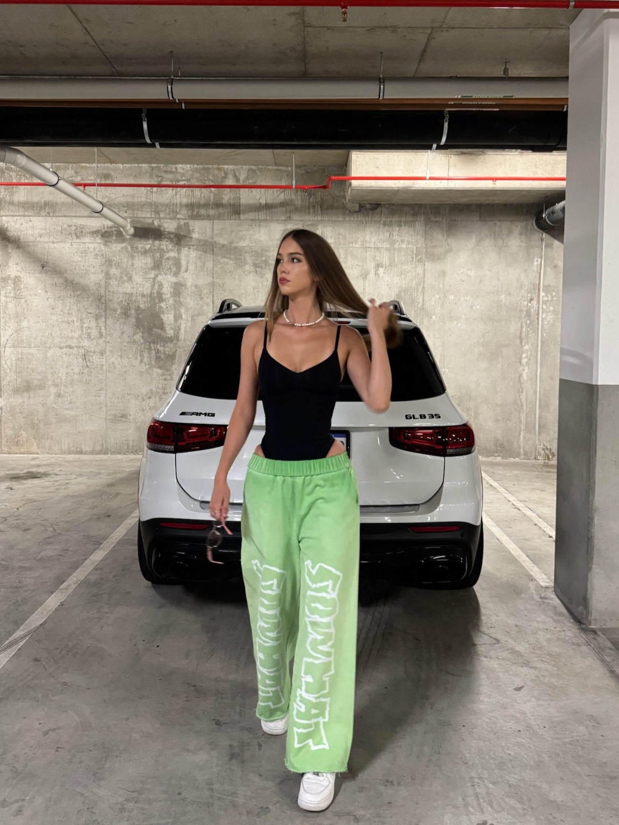 Green straight-leg sweatpants with reverse background technology.