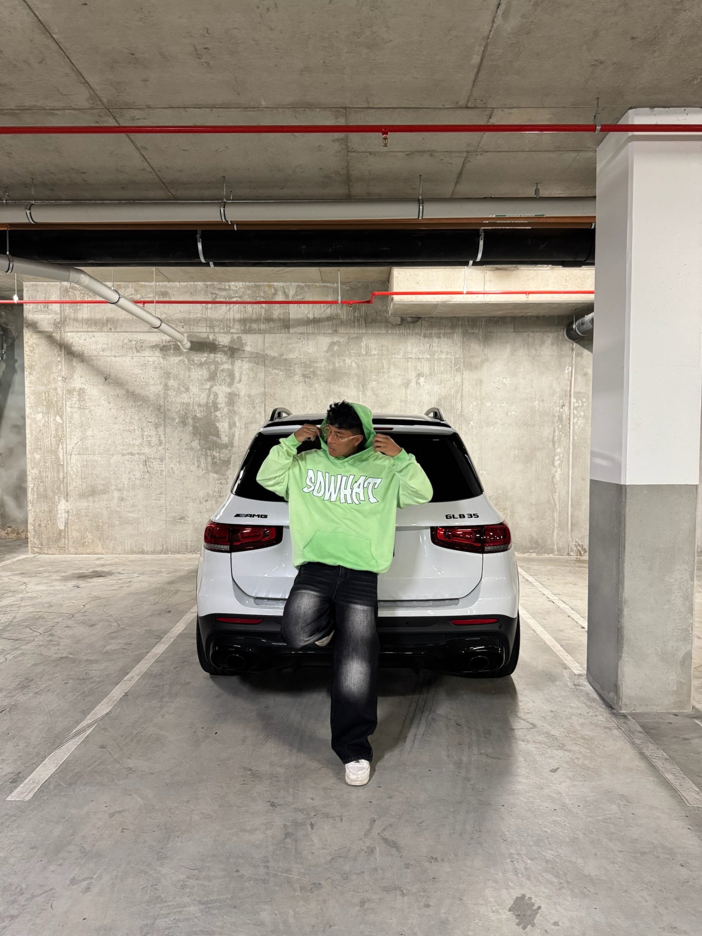 Green reversed background fleece hoodie with anti-bottom frying process.